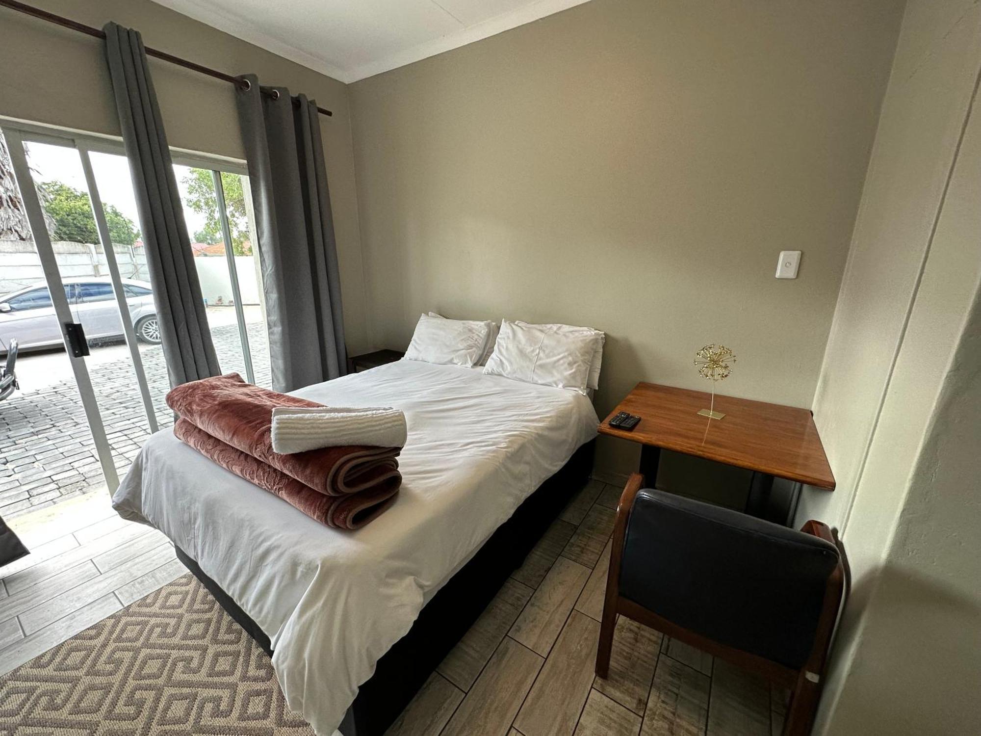פולוקוואנה Favour Guest House מראה חיצוני תמונה