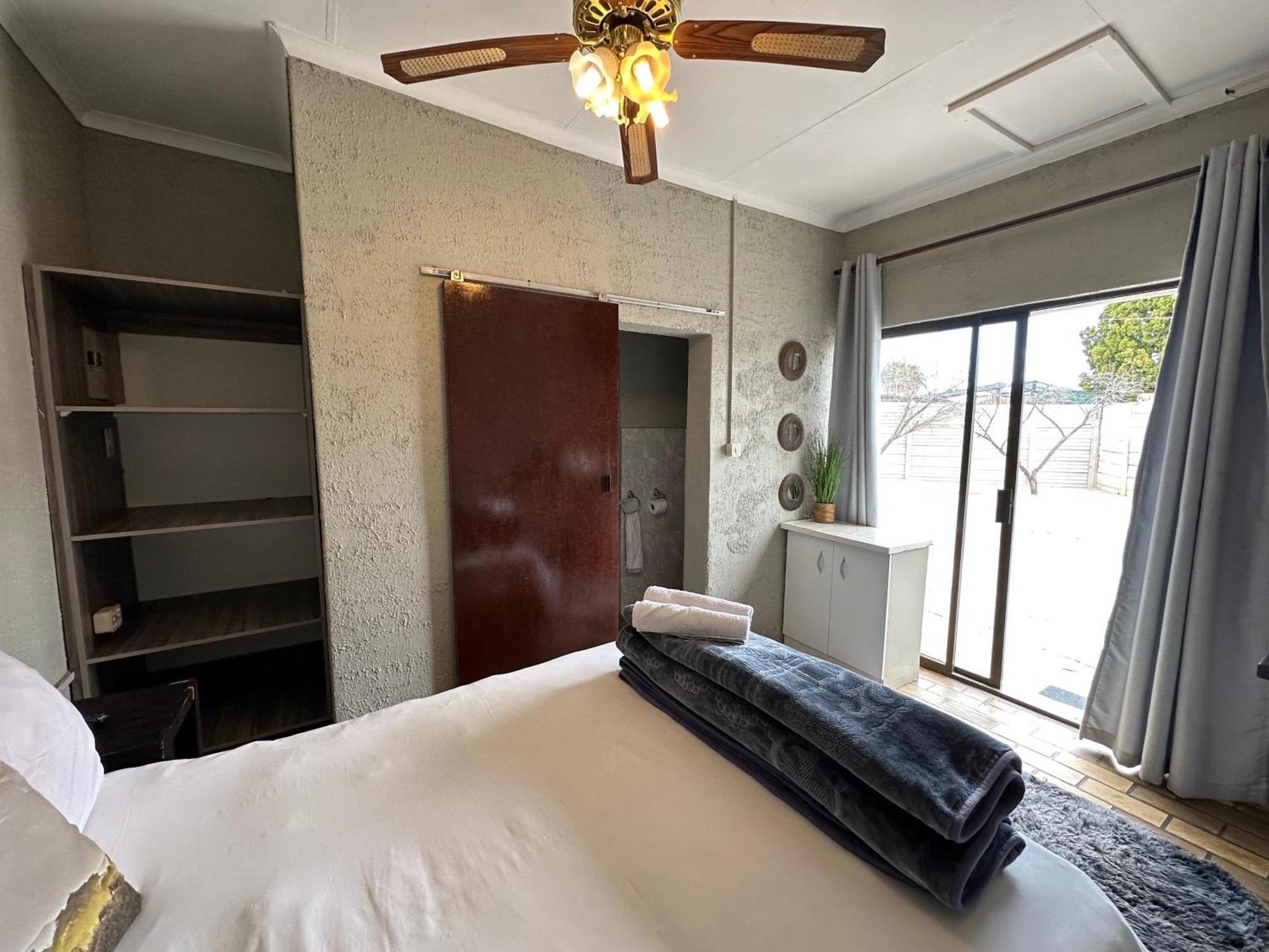 פולוקוואנה Favour Guest House מראה חיצוני תמונה