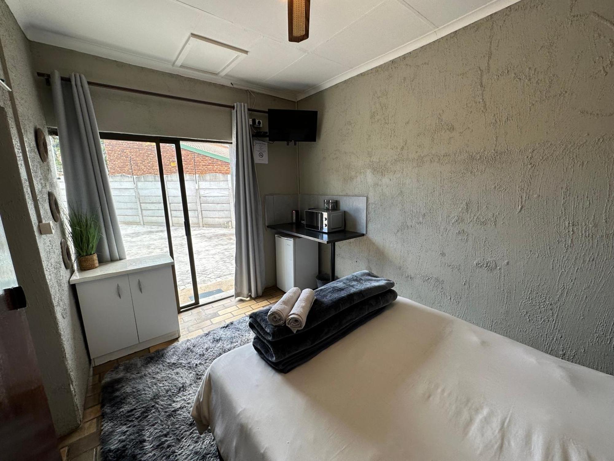 פולוקוואנה Favour Guest House מראה חיצוני תמונה
